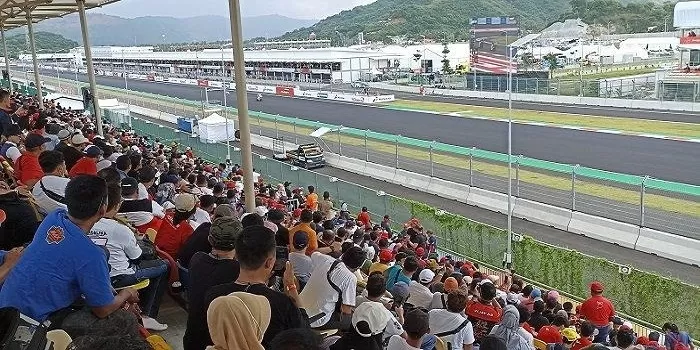 PENYELENGGARA menargetkan 71 ribu penonton 	MotoGP Mandalika 2023. Tampak para penonton asyik menikmati balapan MotoGP Mandalika, tahun lalu. 	POS BALI/DOK