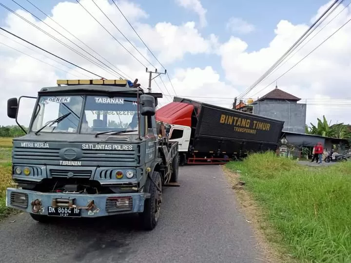 PROSES evakuasi truk Tronton yang tergelincir di jalan jurusan Nyambu-Kaba-kaba, Kecamatan Kediri, Tabanan, Jumat (15/9).