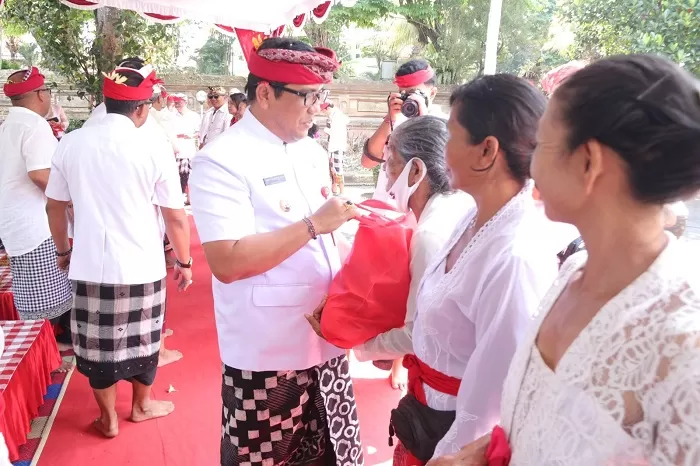 Bupati Tabanan Komang Gede Sanjaya melakukan aksi sosial berbagi tali kasih dengan puluhan masyarakat Tabanan, dalam perayaan Tumpek Krulut pada Sabtu, 16 September 2023. (ist)