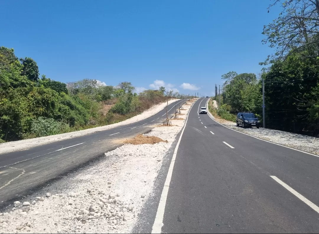 Kondisi jalan Alas Arum yang menghubungkan desa Kutuh dengan Sawangan telah ter aspal dua jalur. Hal itu membuat para pengendara memiliki alternatif jalan lain, untuk mengurangi kemacetan jalur jalan  (Pos Bali)