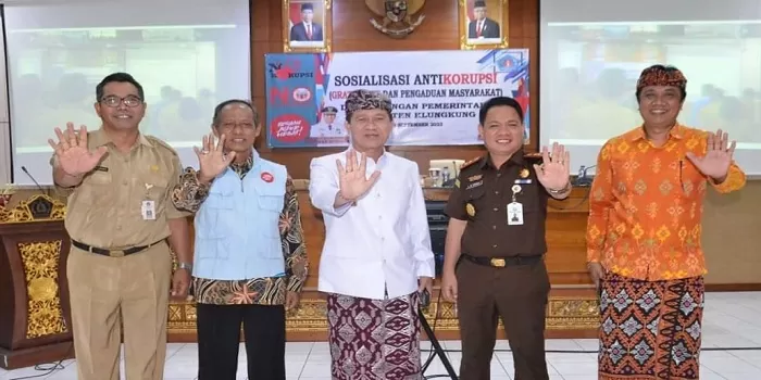 BUPATI Klungkung, I Nyoman Suwirta (tengah) bersama Kepala Kejari Klungkung,  Lapatawe B Hamka (ke-2 kanan) dalam acara Sosialisasi Anti-Korupsi, Senin (18/9). 		POS BALI/TRA
