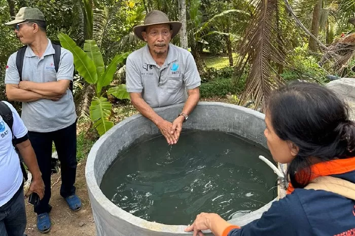 Peninjauan bak penampungan air dan bak filter air yang sudah selesai dalam kegiatan pengabdian IPACOE oleh LPPM Unud di Desa Pupuan Sawah, Selemadeg, Tabanan. (ist)