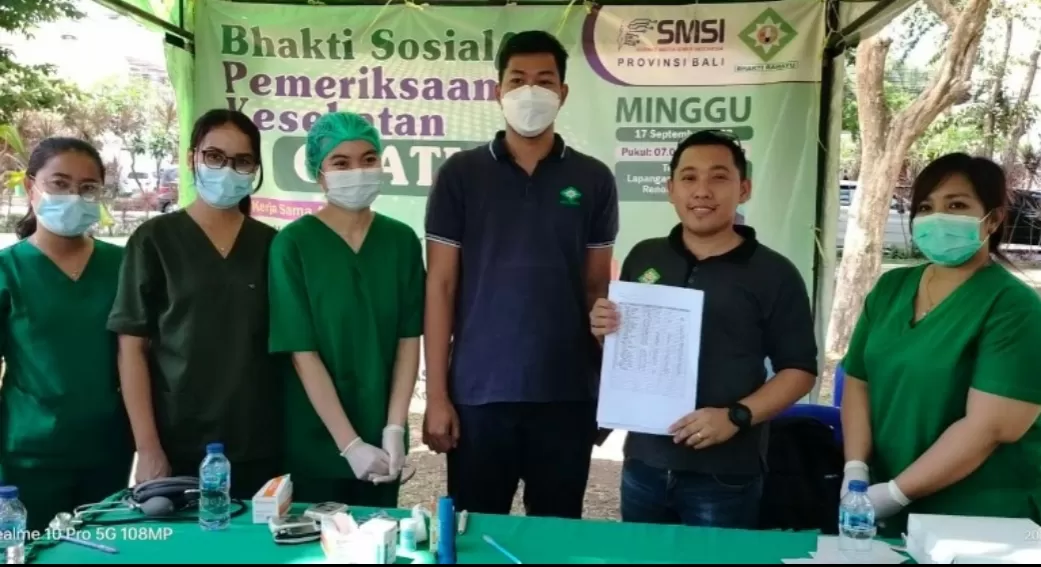 dokter Pande Dwiartha (dua dari kanan) menanmpaikan keterangan kepada media hasil pemeriksaan kesehatan gratis kerjasama SMSI dan RS Bhakti Rahayu Denpasar (Apollo Daton Agustinus)