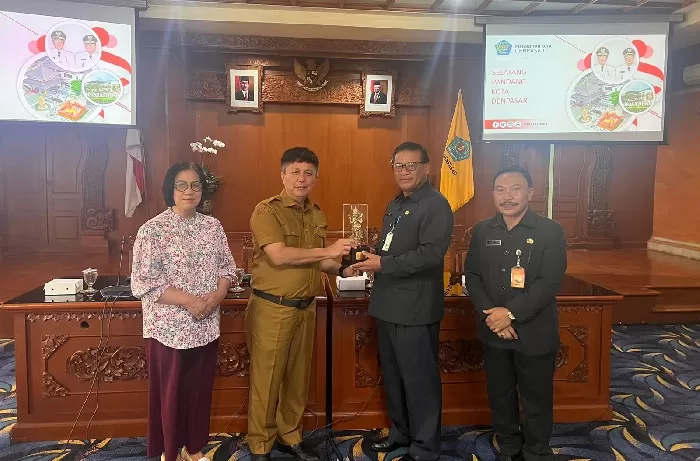 Sekda Kota Denpasar, Ida Bagus Alit Wiradana, menerima peserta kunjungan kerja jajaran Pemkab Minahasa Utara pada Selasa (19/9/2023) di Kantor Wali Kota Denpasar.  (rap)