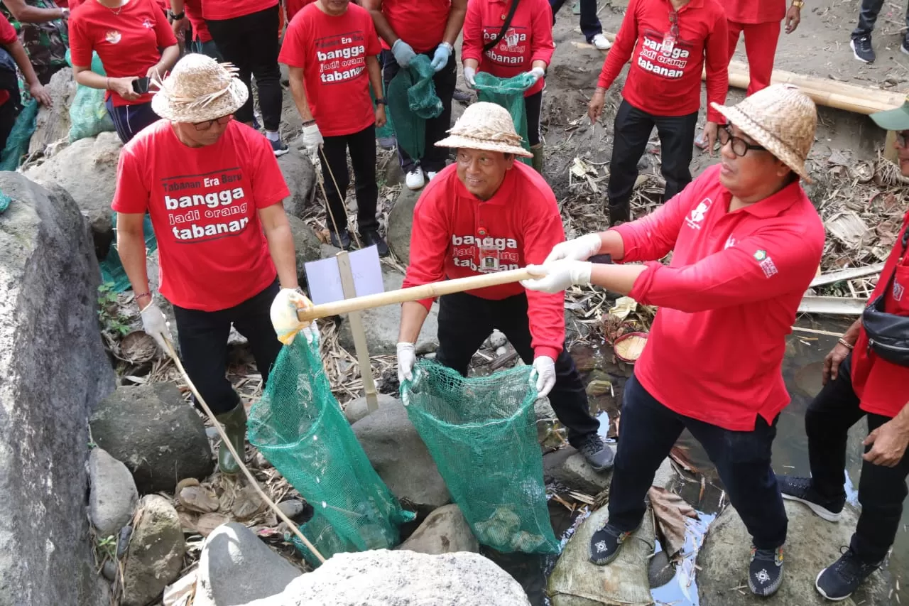  Bupati Tabanan I Komang Gede Sanjaya baru-baru ini memimpin aksi bersih-bersih sungai yang juga diikuti oleh masyarakat Desa Pandak Bandung, Kecamatan Kediri, di Sungai Yeh Sungi.