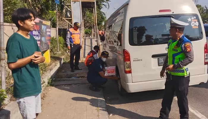 Parkir Sembarangan Di Bypass Ngurah Rai Sanur, Sejumlah Kendaraan ...