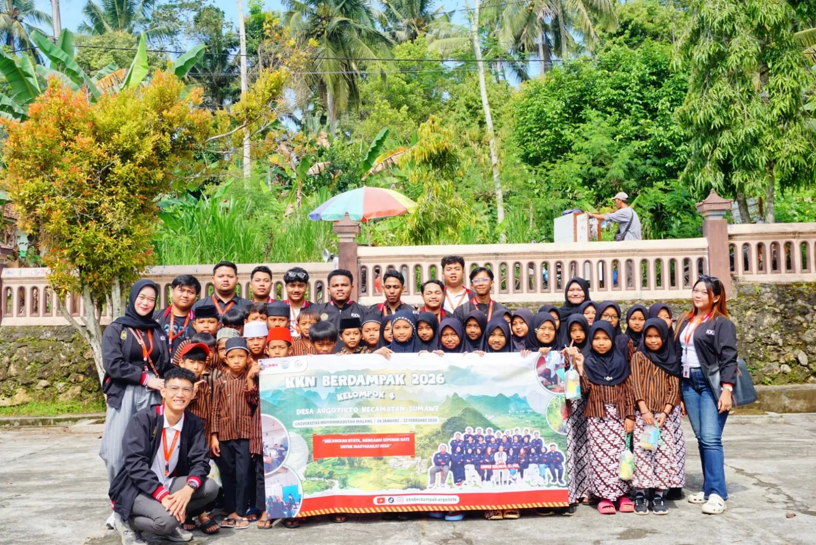 Kelompok 4 KKN Universitas Muhammadiyah Malang Bersama siswa-siswi SD Negeri 03 Argotirto, Desa Argotirto, Kecamatan Sumbermanjing Wetan. (Dok. Istimewa)