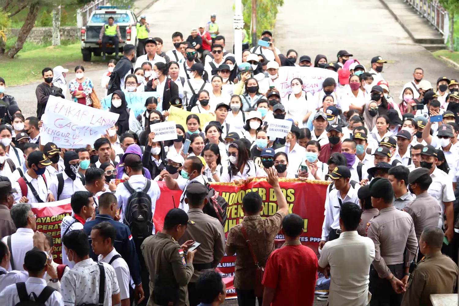 DPRD Landak Tindak Lanjuti Aspirasi Guru Honorer - Pontianak Post