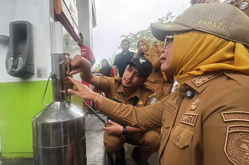 Bupati Mempawah Erlina Sidak SPBU dan SPPBE, Pastikan Takaran BBM dan LPG Subsidi Sesuai - Pontianak Post