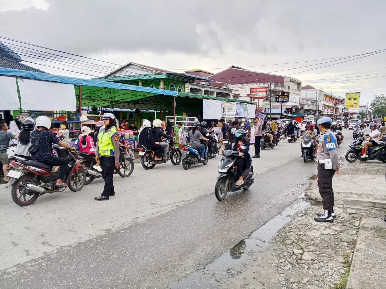 Pasar Juadah di Ngabang Diserbu Warga, Polisi Gelar Pengamanan Arus Lalu  Lintas - Pontianak Post