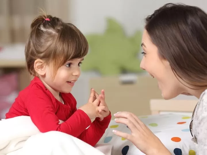 ilustrasi anak yang sedang berbicara dengan ibunya