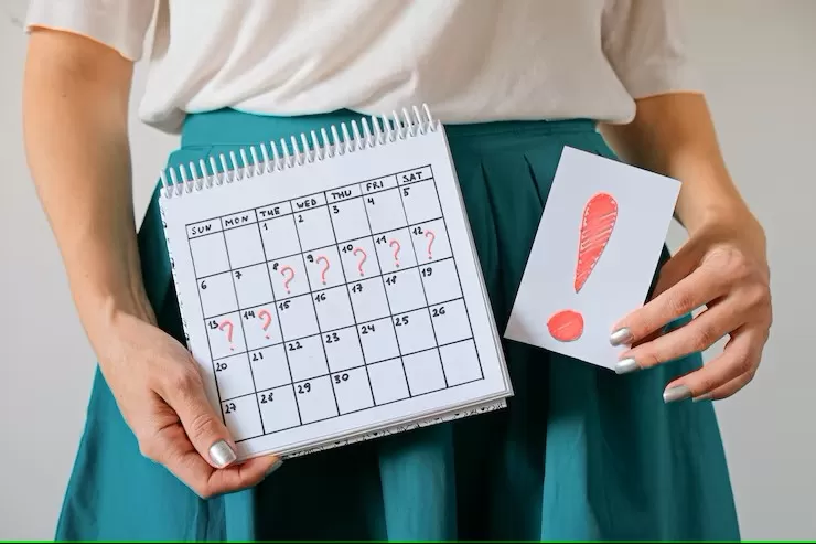 Foto wanita memegang kalender dengan keterangan tanda tanya. (Freepik.com/natusm)
