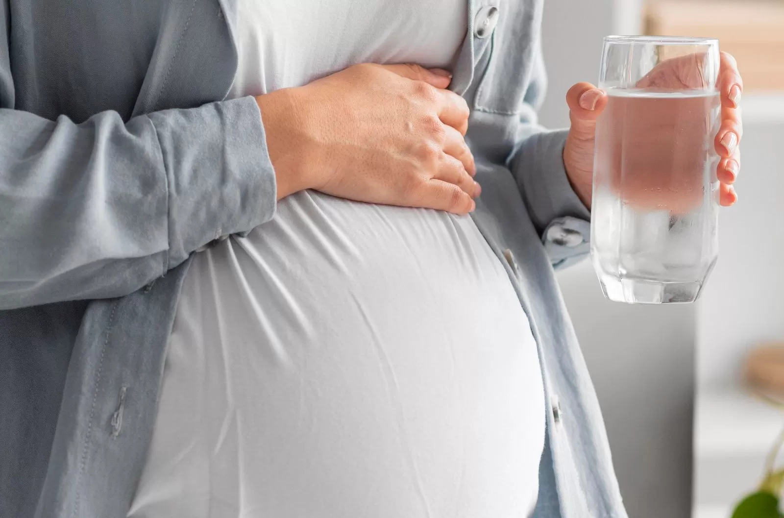 ilustrasi bu hamil sedang minum (Freepik/freepik)