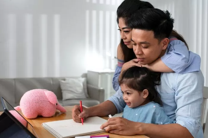 Ilustrasi orangtua bermesraan di depan anak (freepik/freepik)
