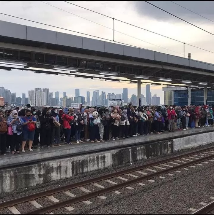 Antrian peron di Stasiun Manggarai (Instagram/akulokalakubangga)