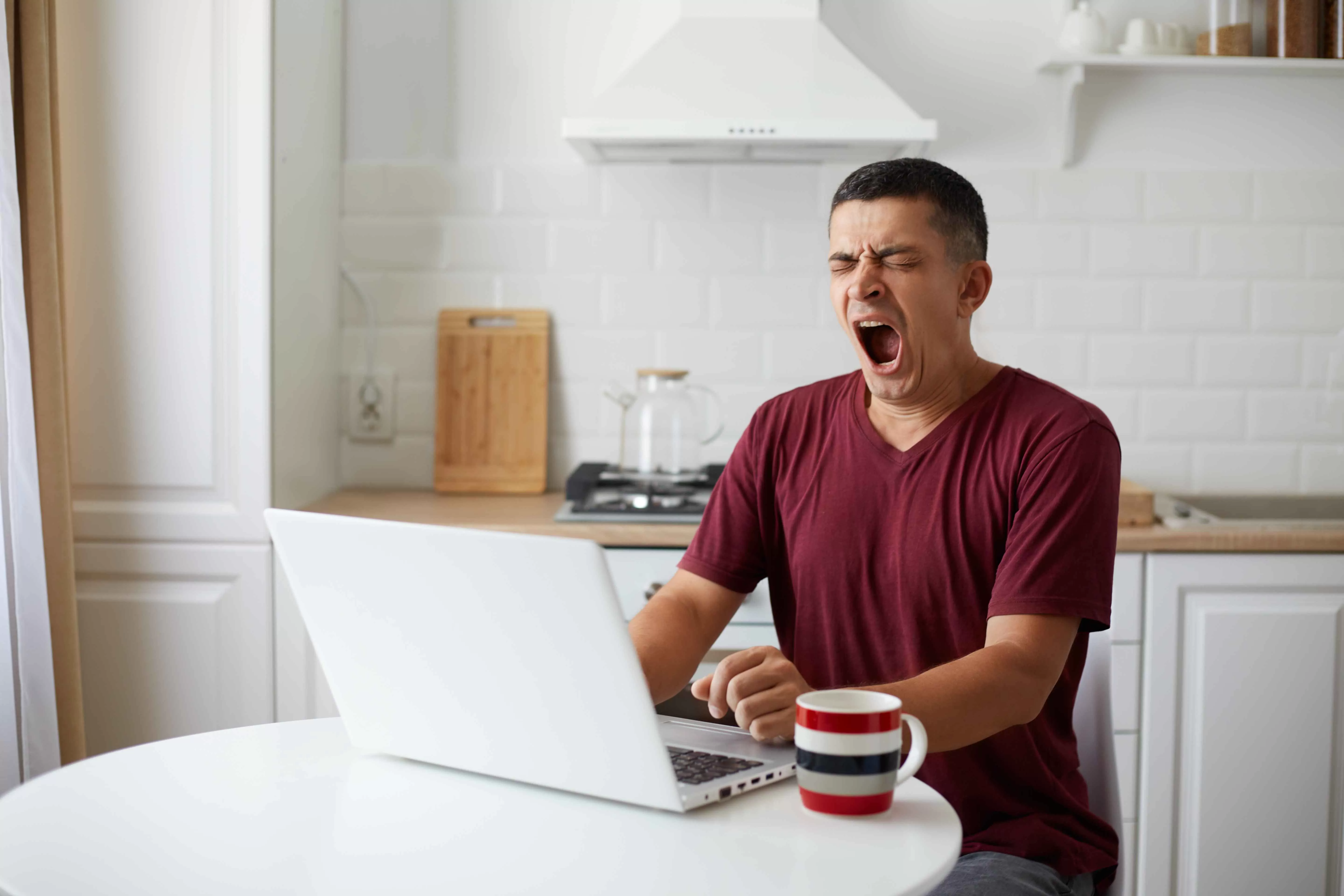 ilustrasi seorang pria mengantuk (Freepik/user18526052)