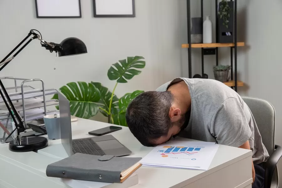 Ilustrasi orang yang mengalami kelelahan ekstrem  (freepik/freepik)