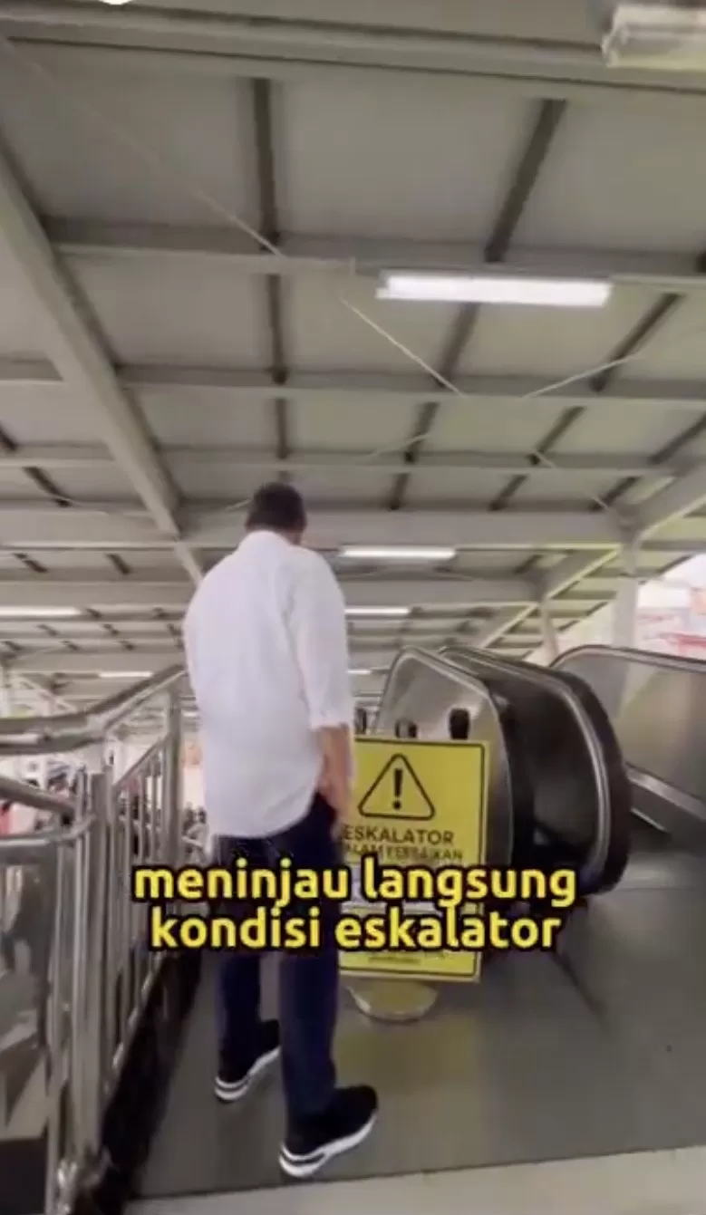 Dirjen Perkeretaapian DJKA Kemenhub, M Risal Wasal meninjau langsung eskalator yang mati di Stasiun Bekasi   (IG/@ditjenperkertaapian)