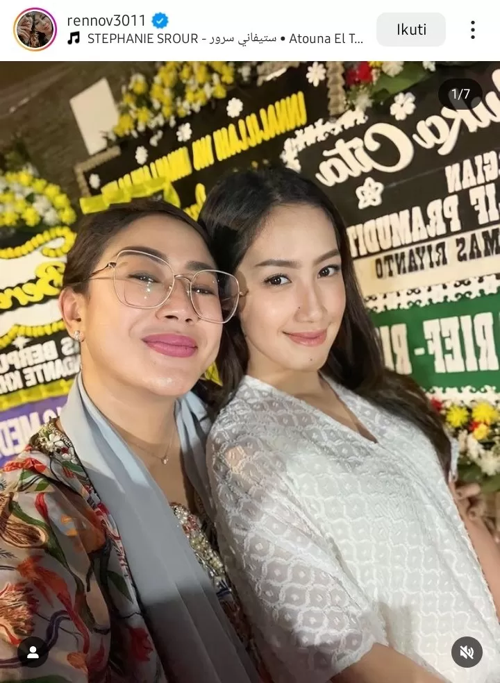 Potret viral Tamara Tyasmara yang berfoto di depan karangan bunga Almarhum Dante (Twitter(x)/@jo__siapasih)