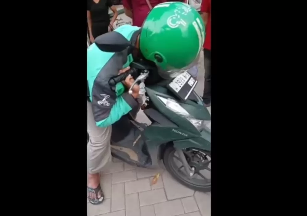 Pengemudi ojek online yang meninggal dunia di atas motornya  (Twitter/@RadioElshinta)