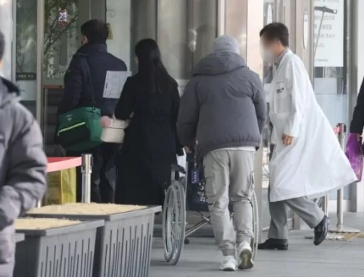 Ilustrasi dokter di Korea selatan (X.com/@tang__kita)