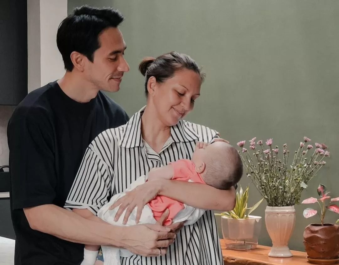 Donna Agnesia berbagi kebahagiaan menggendong bayi  (instagram.com/@darius_sinathrya)