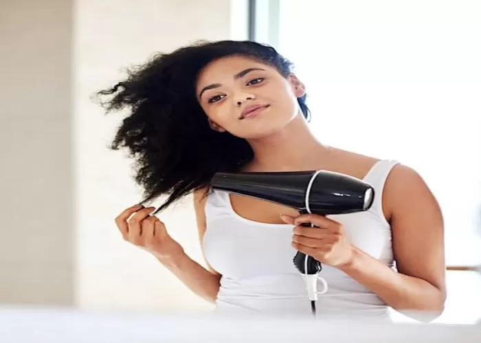 Ilustrasi menggunakan hair dryer hotel