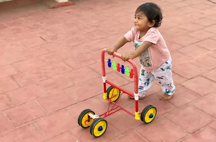 Ilustrasi memukul balita dengan belut agar mereka cepat berjalan adalah mitos (Unsplash/DICSON)