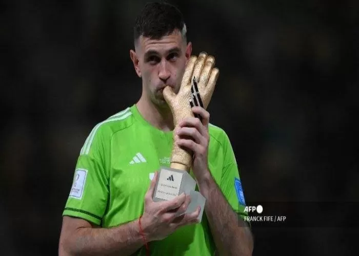 Emiliano Martinez sakit telinga karena Villa Park sangat bising!