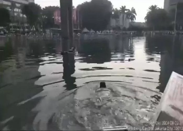 Pria lansia ini menceburkan diri di kolam bundaran HI