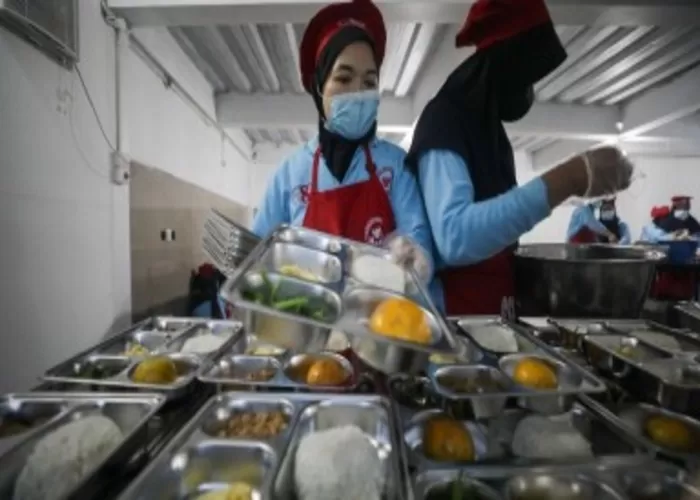 Menyiapkan menu makanan bergizi gratis