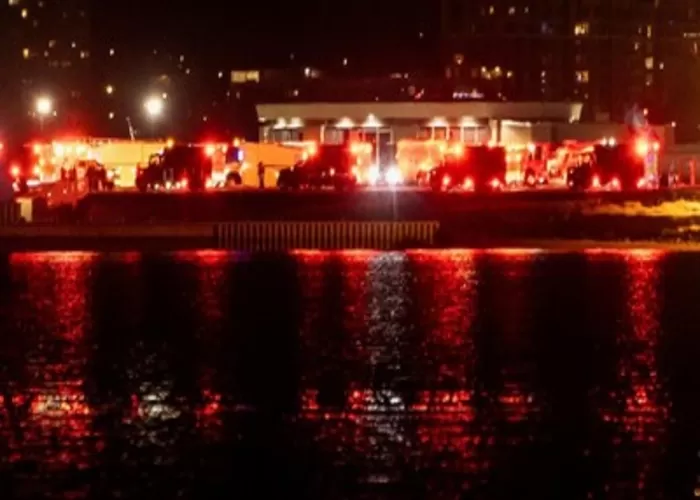 Badan pesawat American Airlines dan helikopter Black Hawk yang tabrakan di udara jatuh ke sungai