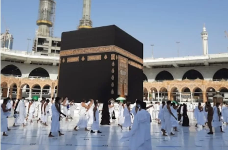 Ilustrasi foto ibadah haji / umroh di depan Ka&rsquo;bah di Masjidil Haram.  ((Unsplash/Khawaja Umer Faooq))