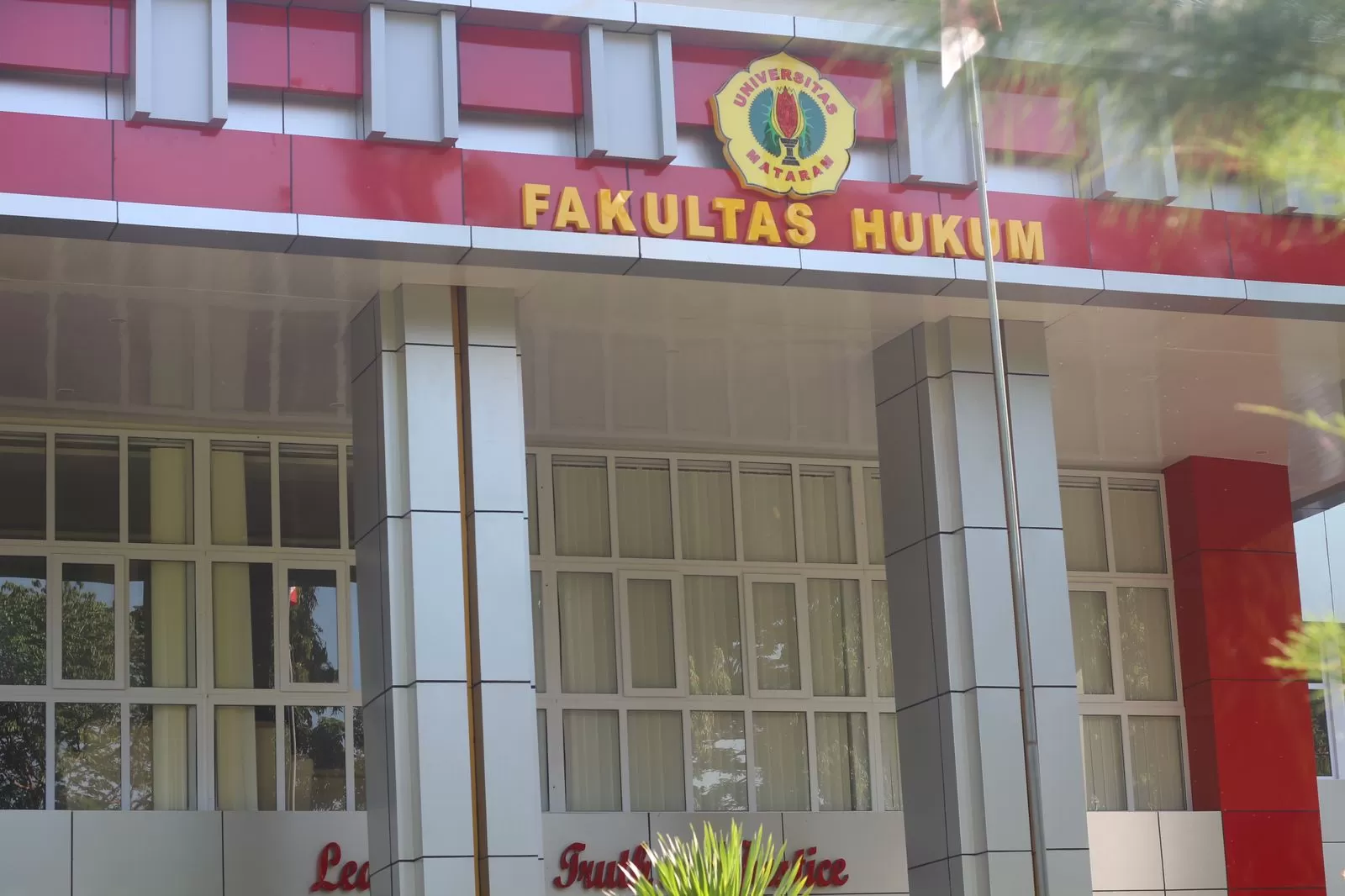 Prodi S1 Ilmu Hukum FH Unram Raih Akreditasi Unggul - Lombok Post