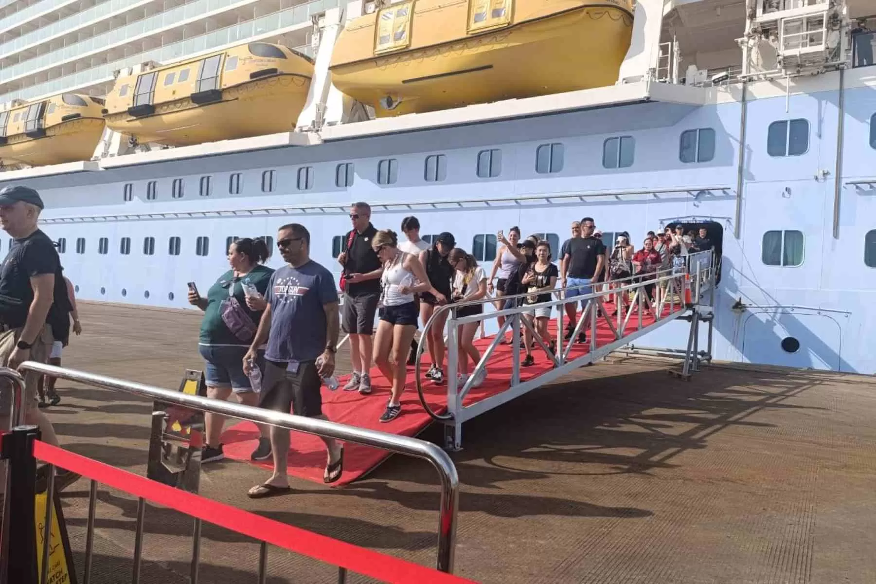 Kapal Pesiar Ovation of the Seas Sandar di Gili Mas Lombok Barat, Bawa Ribuan Turis Asing. (Dispar NTB)