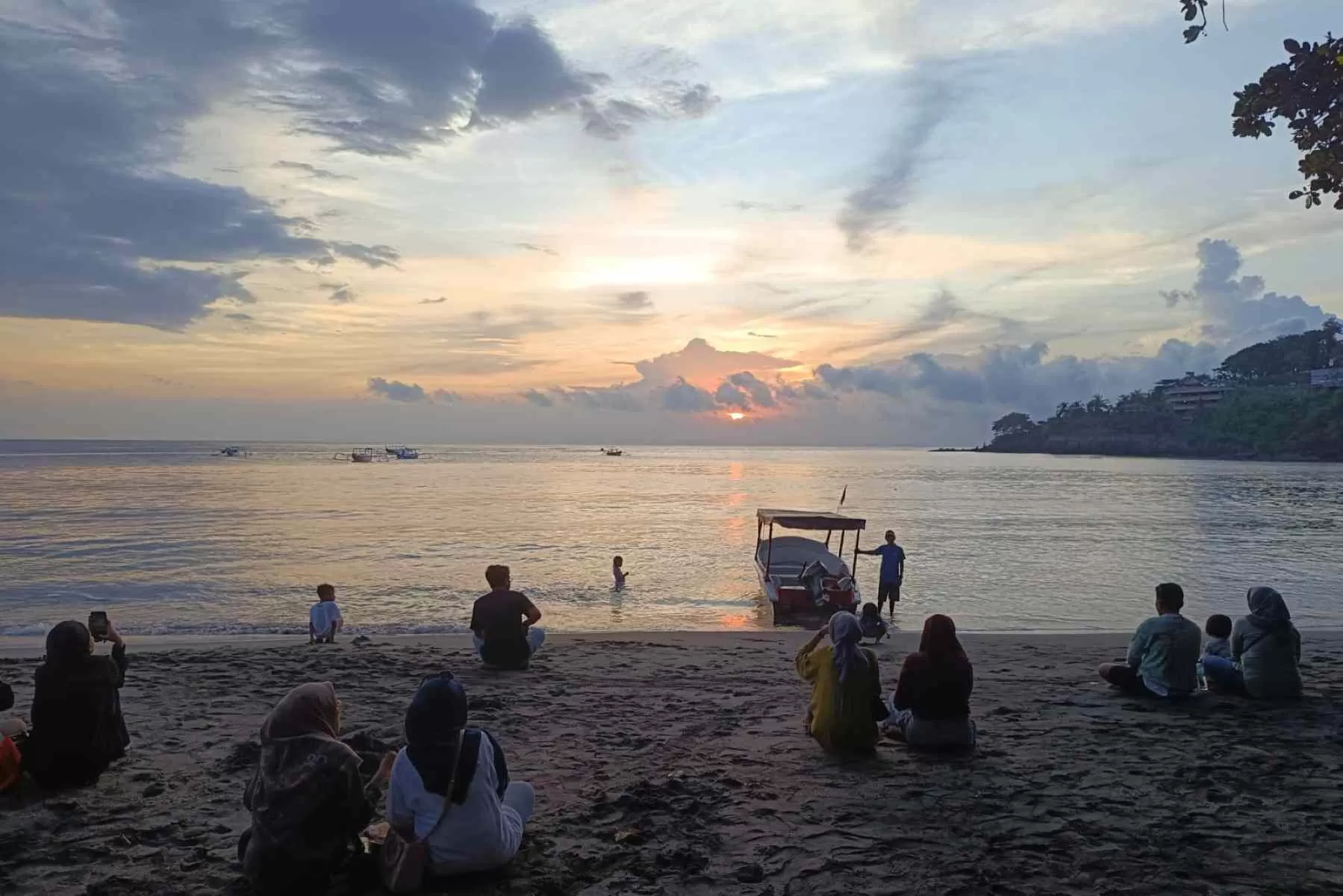 Menjemput Nyawa Kedua Pariwisata Senggigi Lombok. (beritantb.co.id/Udin)