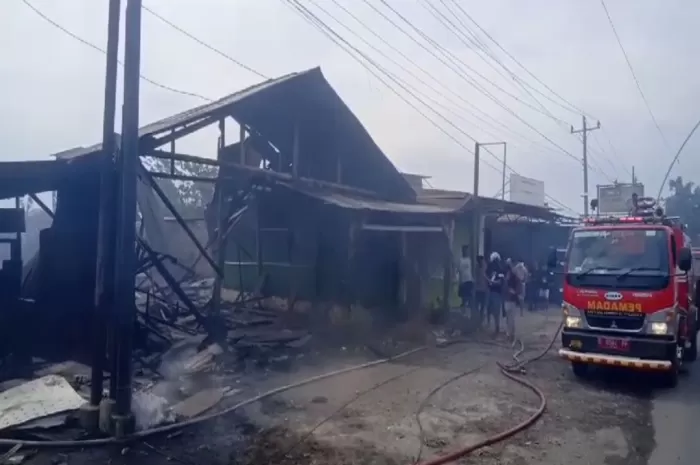 Sejumlah kios di Adiwerna Kabupaten Tegal terbakar, Mimggu (17/9/2023) siang (Dok.Vimanews.id)