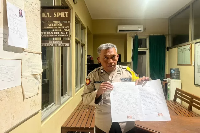 Anggota Polsek Pemalang Kota Menunjukkan surat pernyataan pelaku percobaan pencurian dan keluarganya 