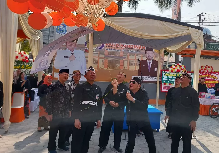 Wali Kota Tegal Dedy Yon, saat melakukan pelepasan Balon Hari Jadi ke 96 Kota Tegal,Kamis (2/11/2023) (Dok/Vimanews.id)