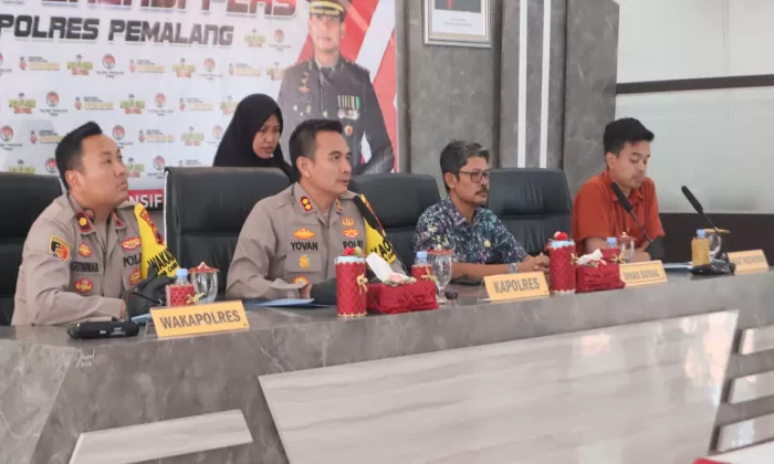 Kapolres Pemalang Yovan Fatika Handhiska Aprilaya saat konferensi pers perkelahian pelajar (Dok /Vimanews.id)