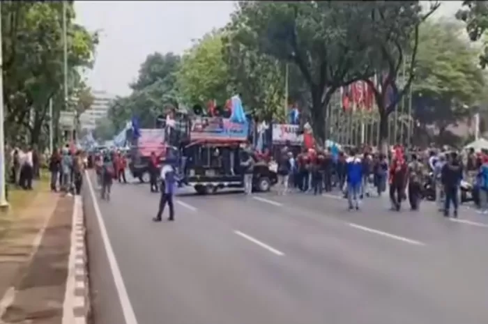 Aksi demo para buruh menuntut kenaika  UMP tahun 2024 di halaman balai kota Jakarta (Tangkapan layar akun @jakartaverse)