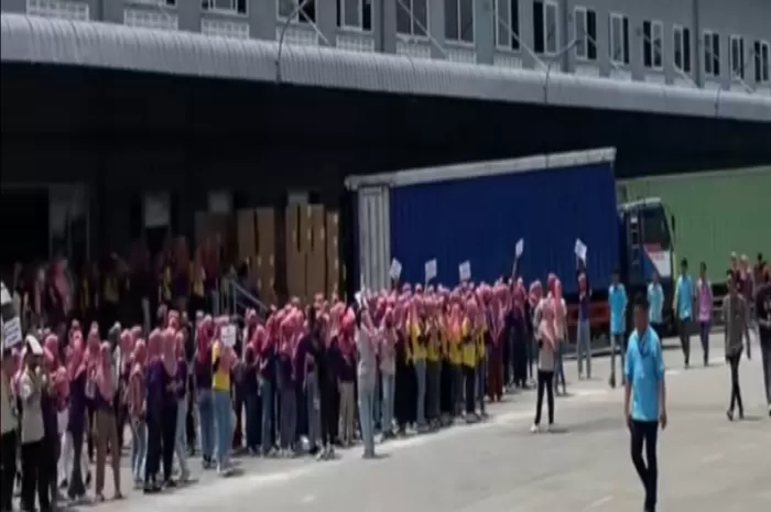 Ilustrasi buruh pabrik di Jawa Tengah, UMK 2024 alami kenaikan (Tangkapan layar akun TikTok @nrdtho)