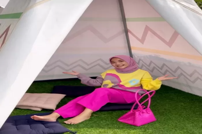 Tiktoker cantik ini menikmati salah satu fasilitas wisata yang tersedia di Bandung (https://vt.tiktok.com/ZSNVKV177/)