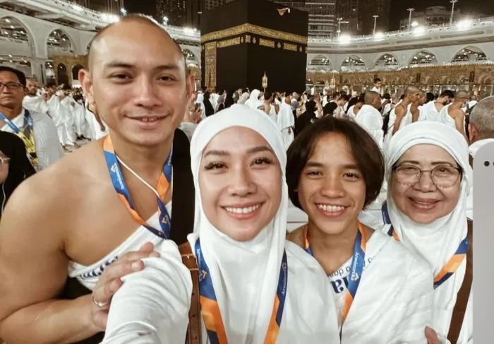 Bunga Citra Lestari dan Tiko Aryawarhana serta noah dan ibunda BCL, Emmy merayakan tahun baru 2024 di tanah suci mekkah (Tangkap layar Instagram @itsmebcl)