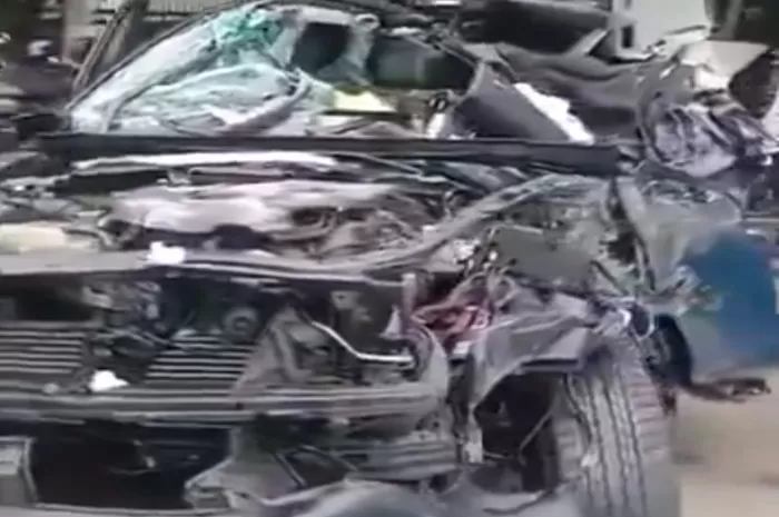 Mobil yang dikendarai oleh remaja 17 tahun ringsek dalam kecelakaan di tol Jakarta Bandung (Tangkapan layar video akun X @sopir_idiot)