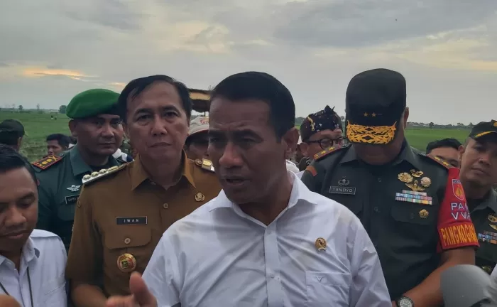 Mentan RI Andi Amran Sulaiman Saat bertemu dan menerima aduan para petani bawang merah di Brebes Jawa Tengah (Dok/Vimanews.id)