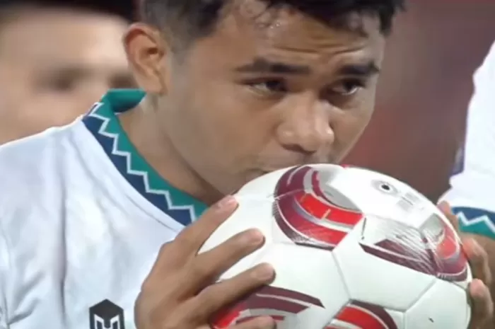 Asnawi Mangkualam sedang mencium bola dalam pertandingan Indonesia vs Vietnam (https://vt.tiktok.com/ZSNo6L17b/)