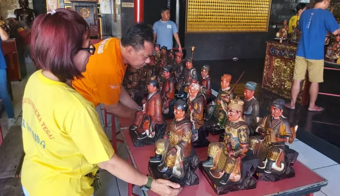 Umat keturinan Tionghua Kota Tegal jelang Imlek melakukan ritual memandikan patung dewa, juga bersih bersih altar (Dok/Vimanews.id)