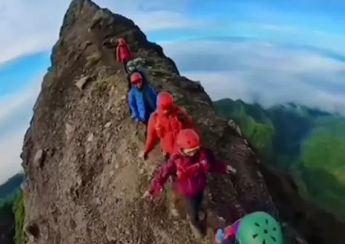 Ilustrasi pendakian di salah satu gunung  dii Indonesia yang jalurnya tidak bisa dianggap remeh (Tangkap layar/Tiktok @babeboss_21)