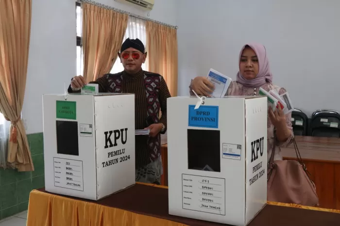 Wali Kota Tegal Dedy Yon beserta isteri melakukan pencoblosan pemilu 2024  (Dok/Vimanews.id)